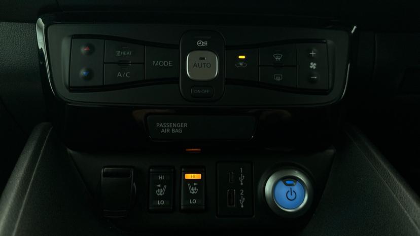 Air Conditioning / Heated Seats 
