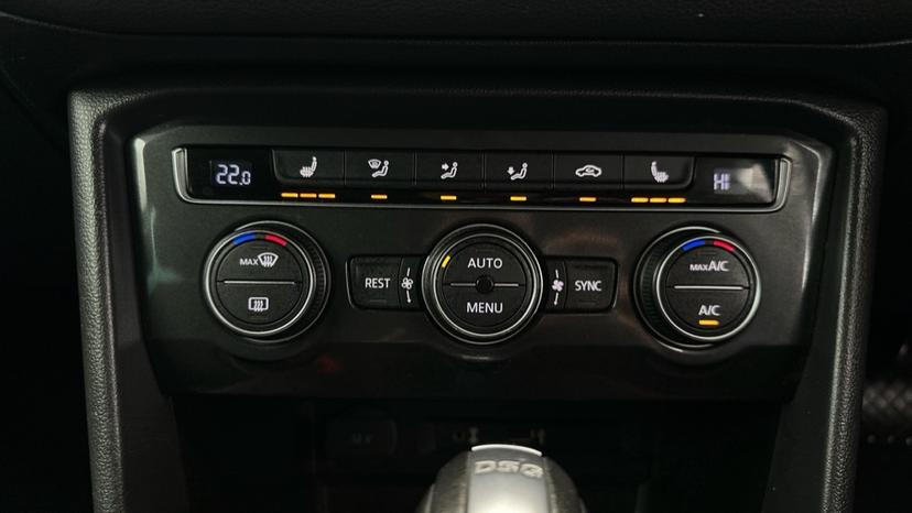 Air Conditioning /Dual Climate Control/Heated Seats  