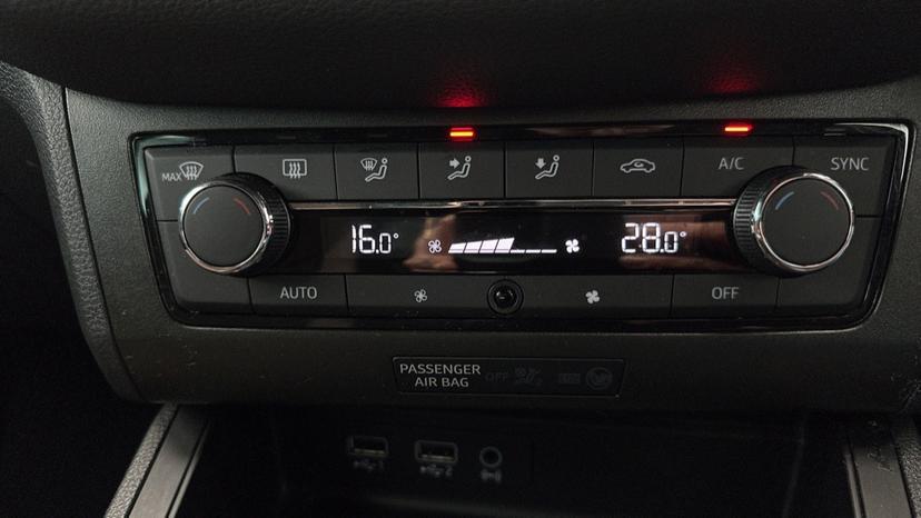 Dual Climate Control /Air Conditioning 