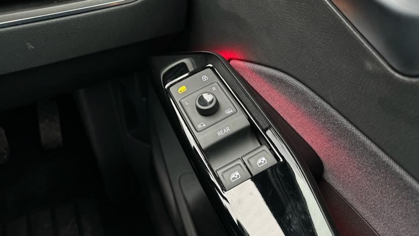 Electric Windows / Wing Mirrors /Ambient Lighting 