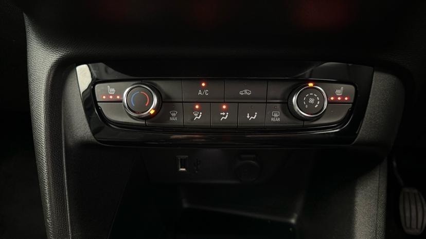 Air Conditioning /Heated Seats 