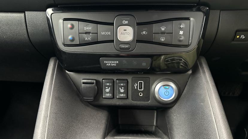 Air Conditioning / Heated Seats 