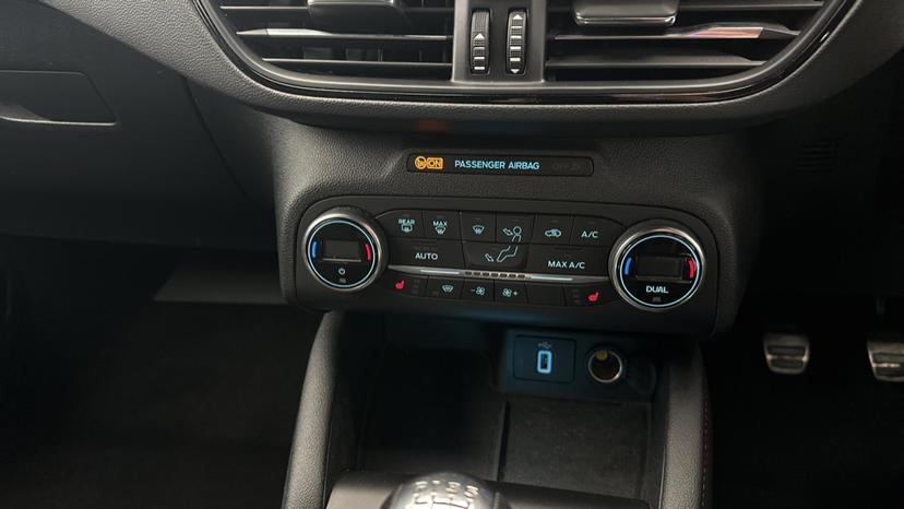 Air Conditioning/ Dual climate control 