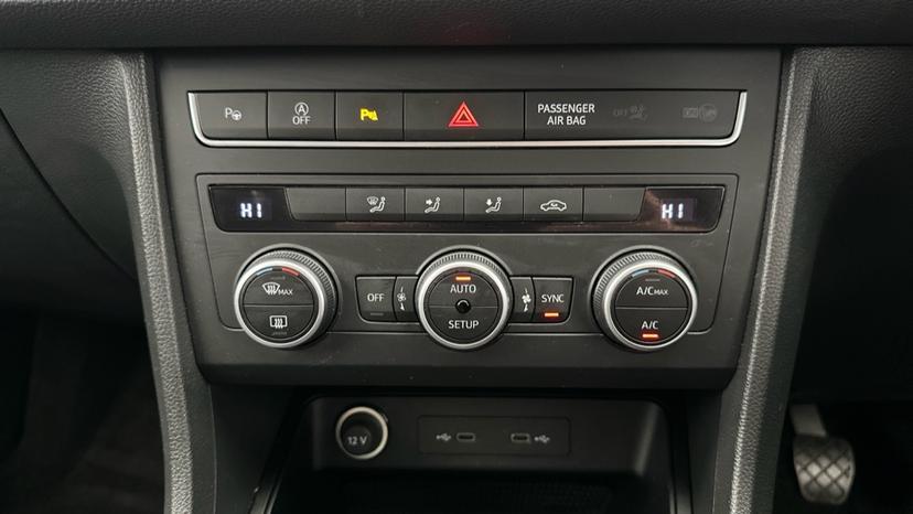 Dual Climate Control / Air Conditioning / Auto Park / Auto Stop/Start