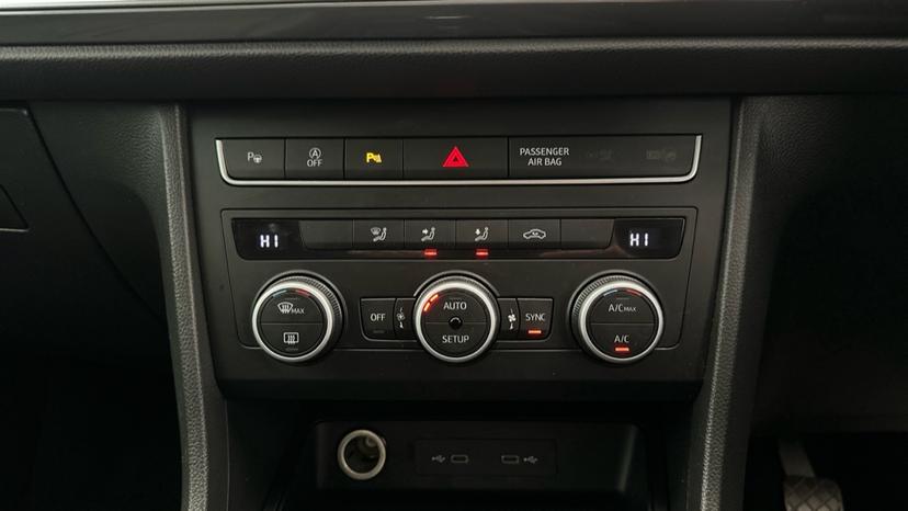 Dual Climate Control / Air Conditioning / Auto Stop/Start / Auto Park 