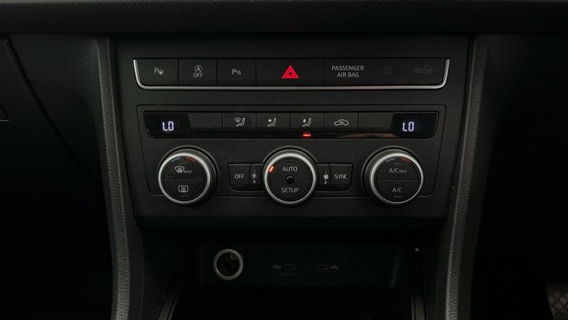Dual Climate Control / Air Conditioning / Auto Stop/Start / Auto Park 