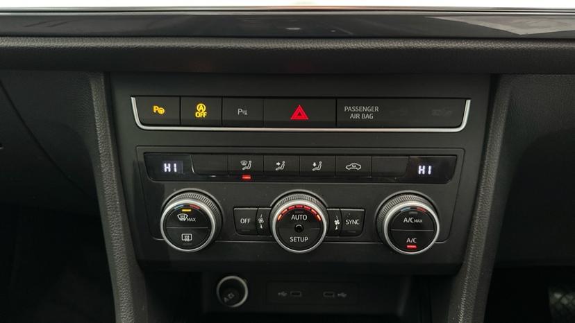 Air Conditioning /Dual Climate Control /Auto Stop/Start/Auto park 