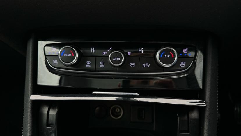 Air Conditioning /Dual Climate Control /Heated Seats 