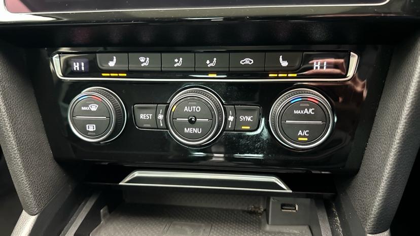 Dual Climate Control  / Air Conditioning  / Heated Seats 