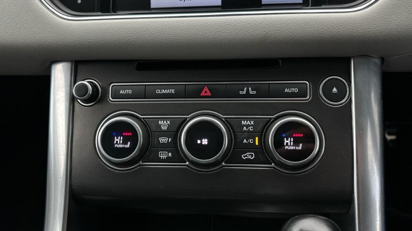 Dual Climate Control  / Air Conditioning / Heated Seats 