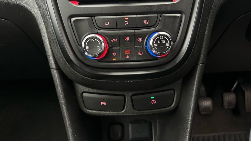 Dual Climate Control / Air Conditioning / Auto Stop/Start 