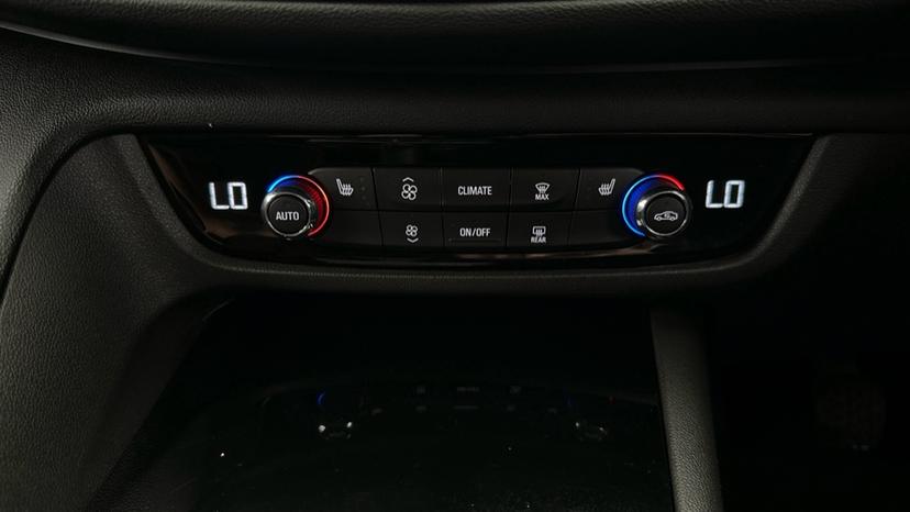Dual Climate Control / Air Conditioning / Heated Seats 