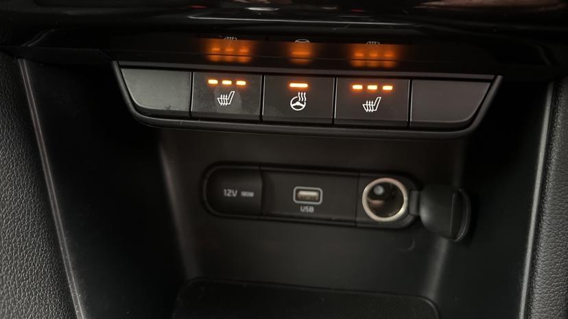 Heated steering wheel/Heated seats 