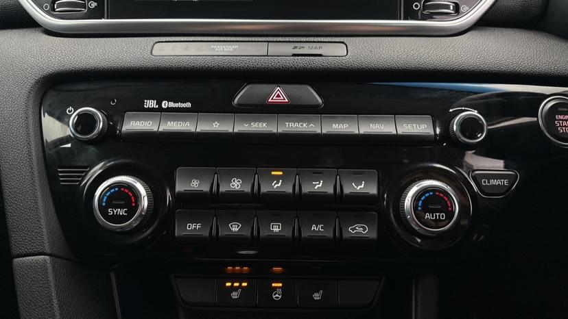 Air conditioning/Dual climate control 