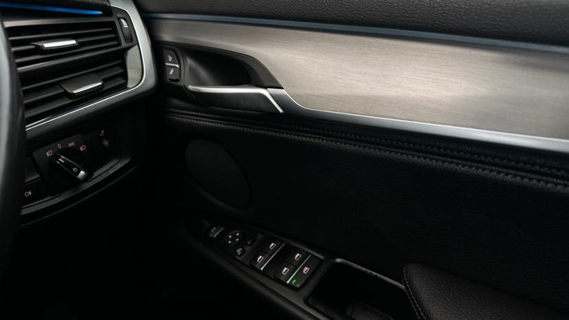 Electric Windows / Wing Mirrors/ Ambient Lighting  