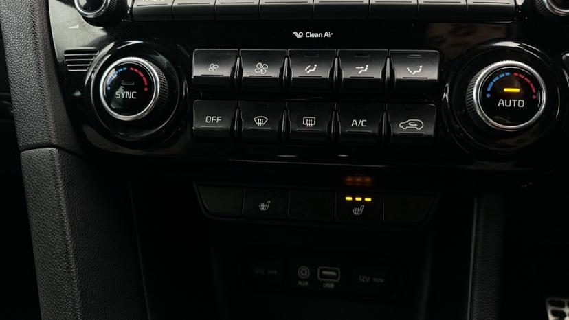 Air Conditioning / Dual Climate Control / Heated Seats 
