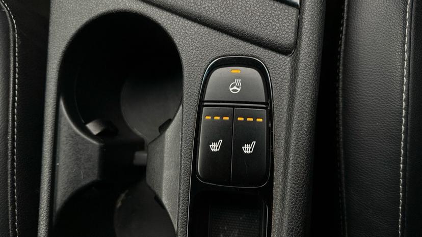 Heated steering wheel/Heated Seats 