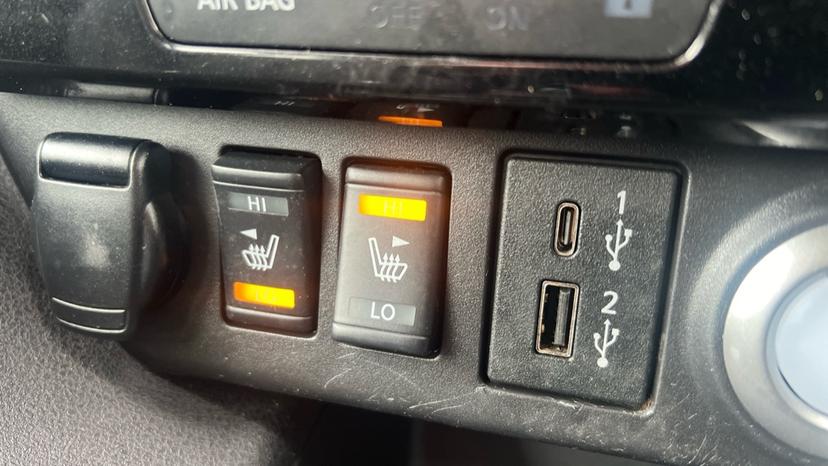 Heated Seats & USB Connection 
