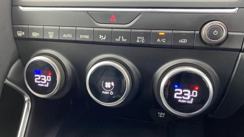 dual Climate control and air conditioning 