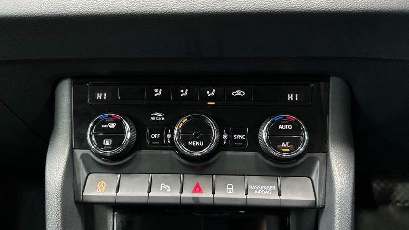 Dual Climate Control / Air Conditioning  / Auto Stop Start 