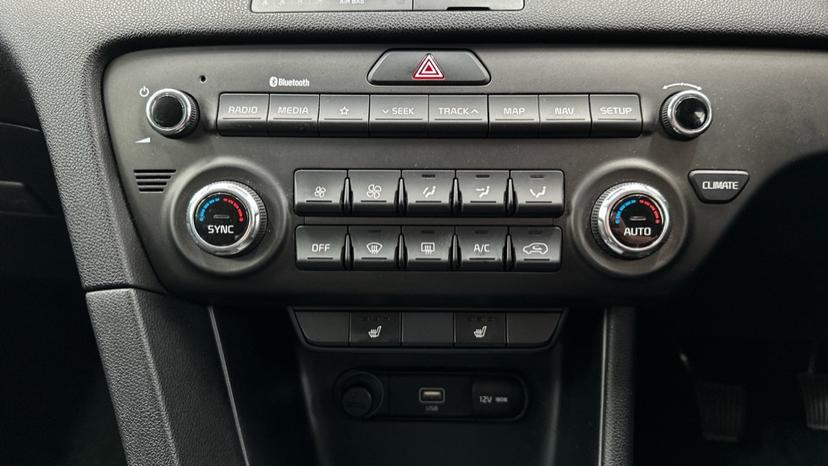Dual Climate Control / Air Conditioning / Heated Seat 
