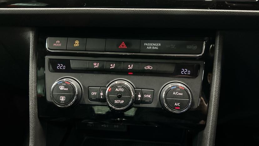 Dual Climate Control / Air Conditioning  / Auto Stop Start 