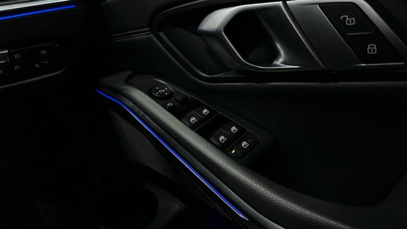 Electric Windows / Wing Mirrors / Ambient Lighting 