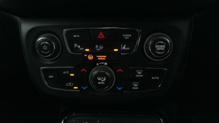 Air Conditioning / Dual Climate Control / Lane Assist 